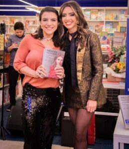 Sophia Martins realiza noite de autógrafos no lançamento de seu segundo livro