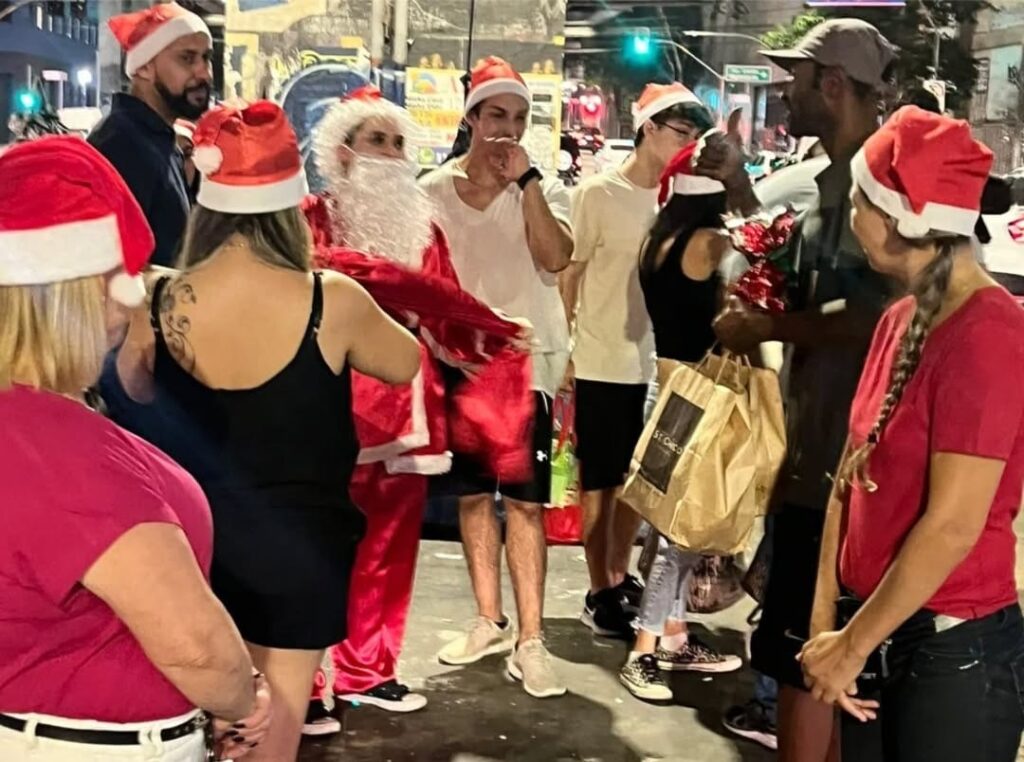 Ação Solidária de Voluntários Transforma o Natal no Minhocão, em São Paulo