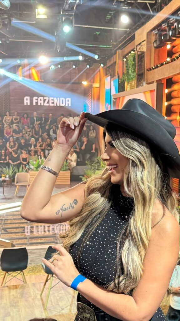 Wendy Dantas prestigia a final do reality “A Fazenda”, da Rede Record de TV