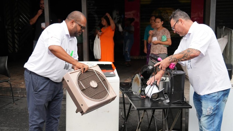 Evento Dia das Mães / lançamento projeto Eletro Solidário em Heliópolis.
Parceria CUFA e Grupo Indústria Fox em prol do Programa 'Mães da Favela'.
No momento do registro desata foto estão Marcivan Barreto Presidente da CUFA, uma mãe da comunidade que ganhou um microondas e o Marcelo Souza CEO da Indústria Fox.
Crédito das fotos: Matheus Zito