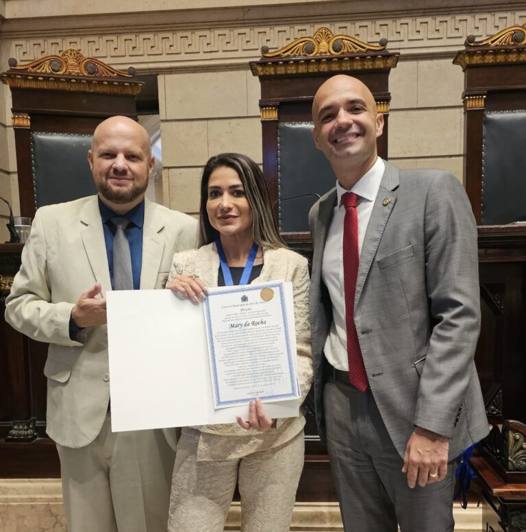 A cerimônia foi prestigiada pelo vereador Marcio Ribeiro que presidiu a solenidade e contou com a presença de outras autoridades, profissionais da estética e representantes de diversas instituições, que celebraram o reconhecimento de uma profissional que tem se destacado tanto no Brasil quanto internacionalmente. A Dra. Mary Rocha é hoje referência no campo da perícia estética, sendo frequentemente convidada para palestras, capacitações e análises técnicas em todo o país e no exterior. Para ela, o evento na Câmara foi mais que um reconhecimento individual — simbolizou o fortalecimento da estética como profissão com impacto social, econômico e humano.