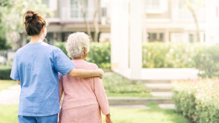 Espaço da Audição mostra como idosos com problemas auditivos tem 42% mais risco de demência