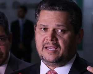 Alcolumbre envia PEC do fim da escala 6x1 para CCJ