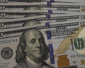 Após sete altas seguidas, dólar cai 0,95% e fecha em