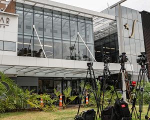 Bolsonaro apresenta crise de soluços e pressão alta após procedimento