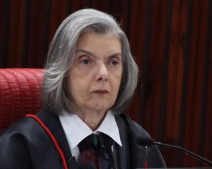 Cármen Lúcia critica falta de espaços de poder para mulheres