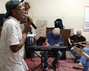 Com 25 anos, grupo musical de pacientes psiquiátricos lança novo