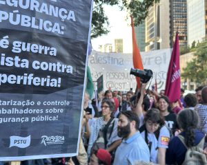 Cordão da Mentira faz ato na Paulista para lembrar Crimes