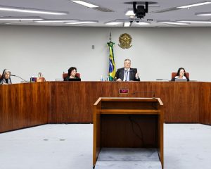 Dino e Moraes defendem rediscutir dispensa de diploma para jornalista