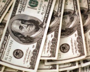Dólar cai para R$ 5 e bolsa sobe com alívio