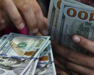 Dólar fecha abaixo de R$ 5 pela primeira vez desde