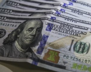 Dólar volta a R$ 5 com ambiente externo e ajuste
