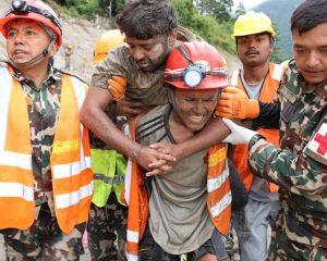 Equipes de resgate do Nepal buscam 900 trabalhadores de hidrelétricas