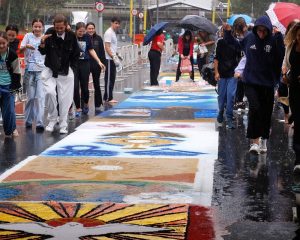 Fiéis enfrentam chuva para fazer tapetes de Corpus Christi no