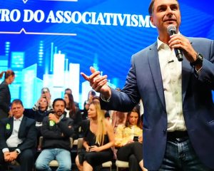 Flávio faz visita ao pai em prisão domiciliar e recebe