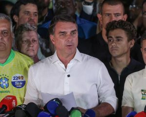 Flávio não reconhece vitória de Lula e tentará anulação do