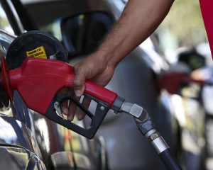 Governo adia reunião que pode aumentar etanol na gasolina para