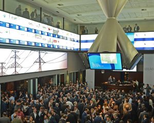 Ibovespa volta aos 174 mil pontos com aposta na Selic,