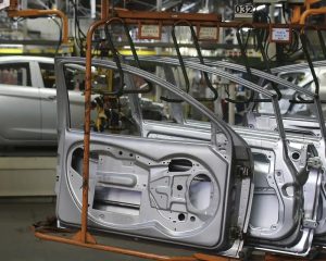 Indústria nacional varia 0,1% em março e acumula alta de