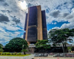 Juros pressionam a dívida mais que gastos públicos, dizem economistas