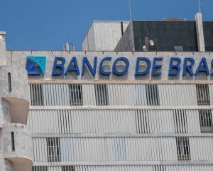 Justiça bloqueia ações do BRB ligadas a Banco Master