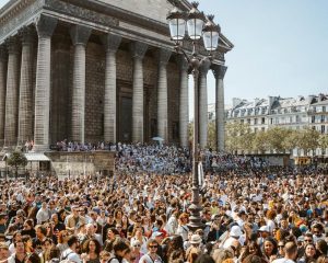 Lavagem de Madeleine exalta cultura afro-brasileira em Paris