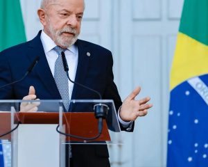 "Não se meta nas eleições no Brasil", diz Lula a