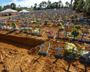 Negacionismo fez brasileiros "perderem" 3,4 anos de vida na pandemia