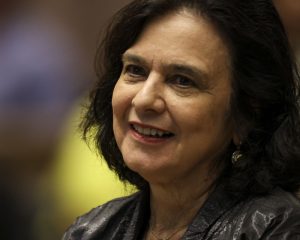 Nísia Trindade lança livro sobre bastidores da covid-19