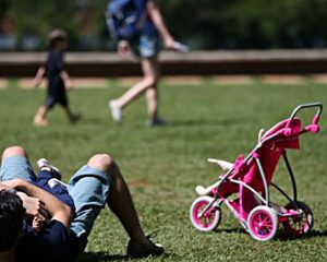 Pais estão menos presentes na criação de filhos, aponta estudo