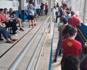 Paulistanos enfrentam filas para tomar vacina contra sarampo