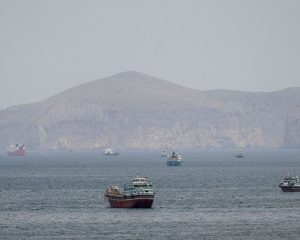 Petroleiro é atingido em Ormuz em meio a ataques entre
