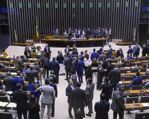 Representação de parlamentares negros segue baixa, diz pesquisadora